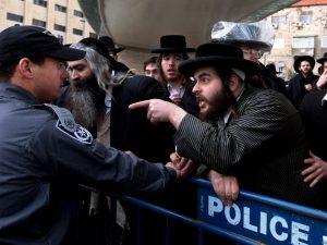 اشتباكات بين الحريديم والشرطة الإسرائيلية خارج قاعدة عسكرية