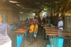 موسيقي زيمبابوي يجلب آلتي “الماريمبا” و”المبيرا” لإنقاذ شباب بلدته