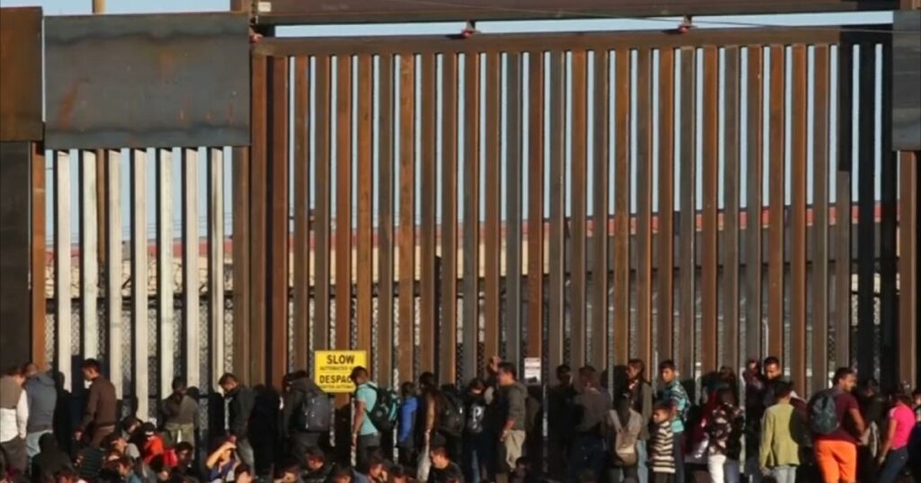 بعد مهاجمتها.. لماذا تبنى بايدن سياسات ترامب القاسية تجاه اللاجئين؟