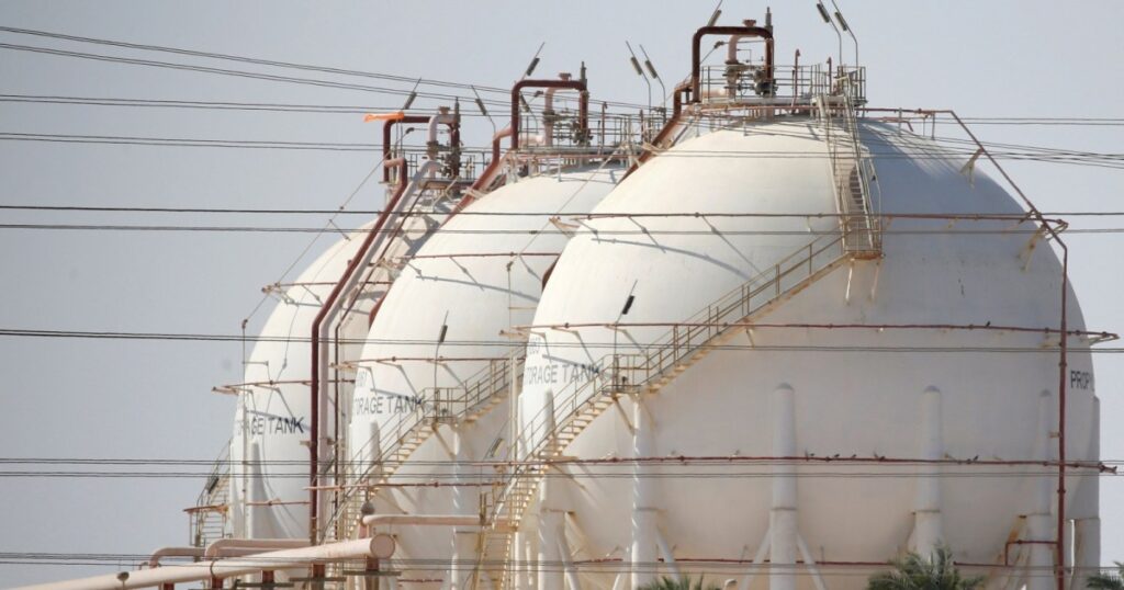 مصر تعتزم شراء 20 شحنة غاز مسال لتغطية الطلب بالشتاء