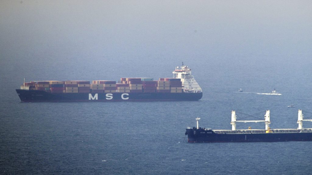 الحوثيون يعلنون استهداف سفن بميناء حيفا والبحر المتوسط