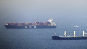 الحوثيون يعلنون استهداف سفن بميناء حيفا والبحر المتوسط