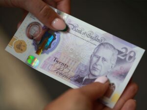 بريطانيا تبدأ تداول أوراق نقدية تحمل صورة الملك تشارلز