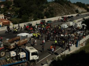 قبيل الانتخابات الأوروبية.. لماذا يقطع المزارعون الحدود بين فرنسا وإسبانيا؟