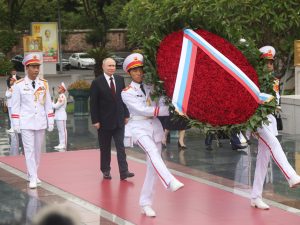 الاستعداد النووي وتصدير الأسلحة.. بوتين يوجه قذائفه من فيتنام