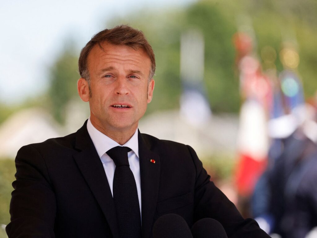 المعسكر الرئاسي يحرص على تغييب صورة ماكرون بحملته الانتخابية