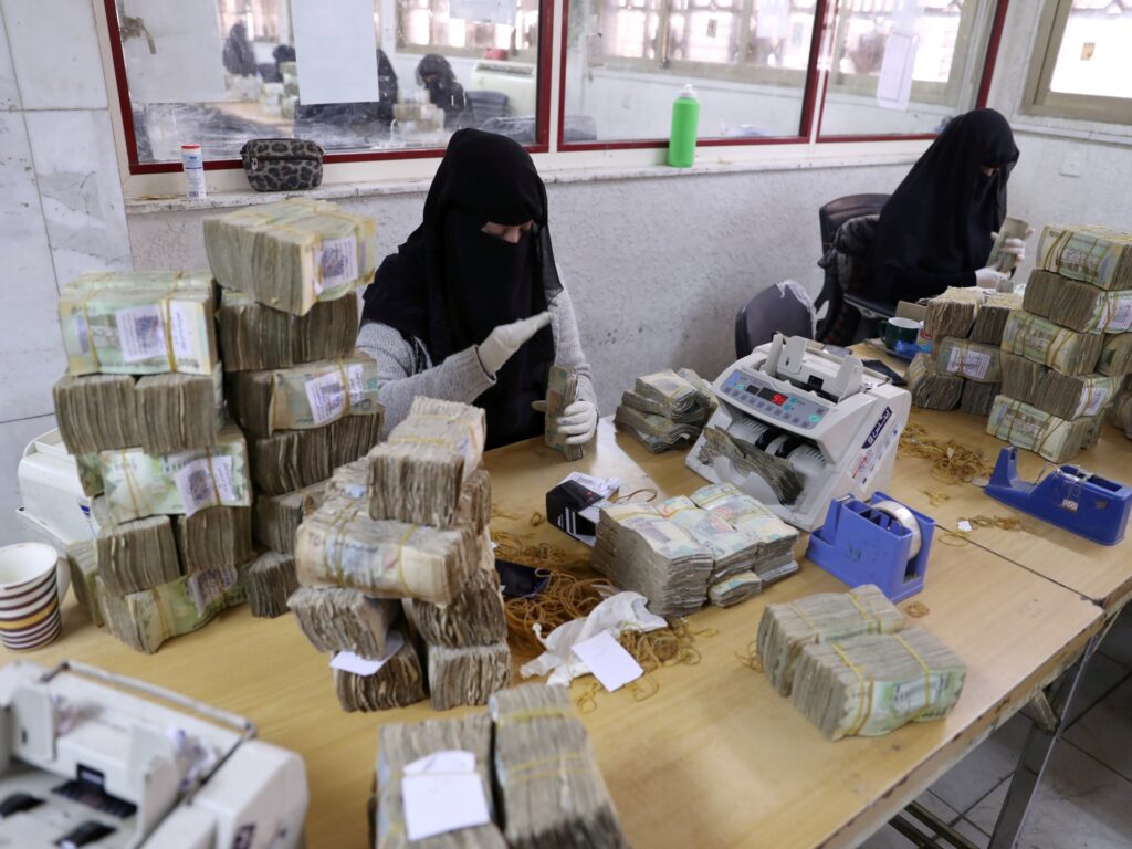 صراع البنوك بين عدن وصنعاء يهدد بانهيار الهدنة في اليمن