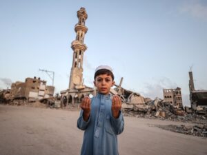 رغم جراحهم.. غزيون يحتفلون بعيد الأضحى ويعايدون الأمة العربية والإسلامية