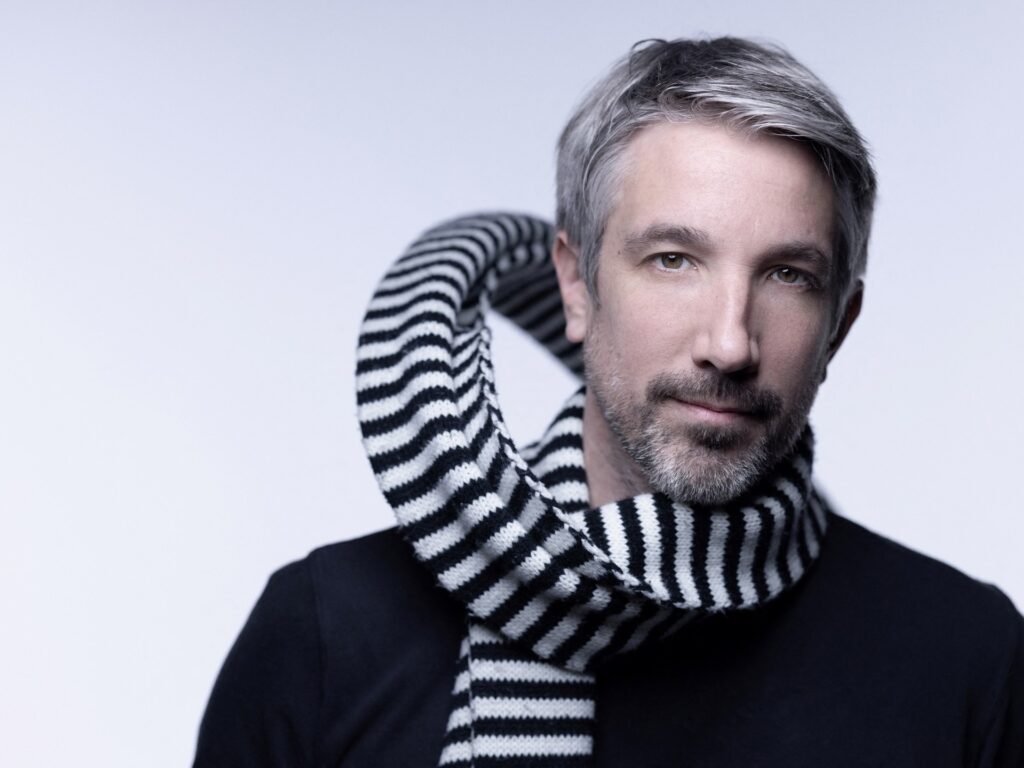 راديو فرنسا يقيل ممثلا كوميديا وصف نتنياهو بـ”النازي”