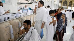 ماء زمزم المبارك يطفئ عطش ضيوف الرحمن زوار المسجد النبوي