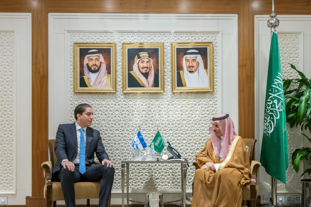 وزير الخارجية يبحث فرص التعاون الاستثماري مع مسؤولين في هندوراس