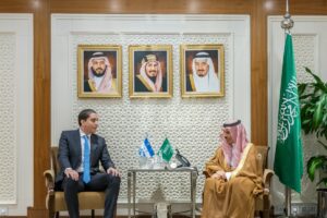 وزير الخارجية يبحث فرص التعاون الاستثماري مع مسؤولين في هندوراس