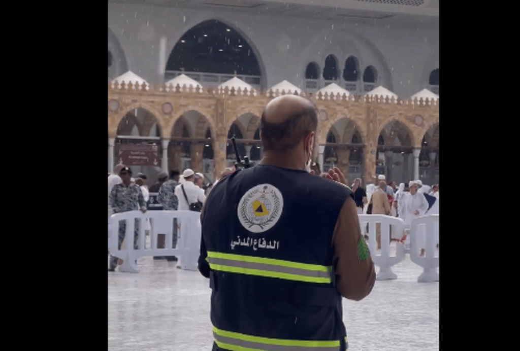 ابتهالات وأدعية لحظة هطول الأمطار.. مقطع مؤثر لرجل أمن أمام الكعبة
