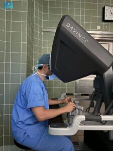 إجراء أول عملية قلب مفتوح بالروبوت الجراحي بمستشفى الملك فهد الجامعي في الخبر