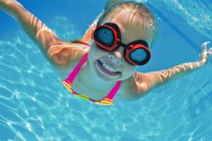 4 إرشادات لتجنب إحمرار العين في المسابح