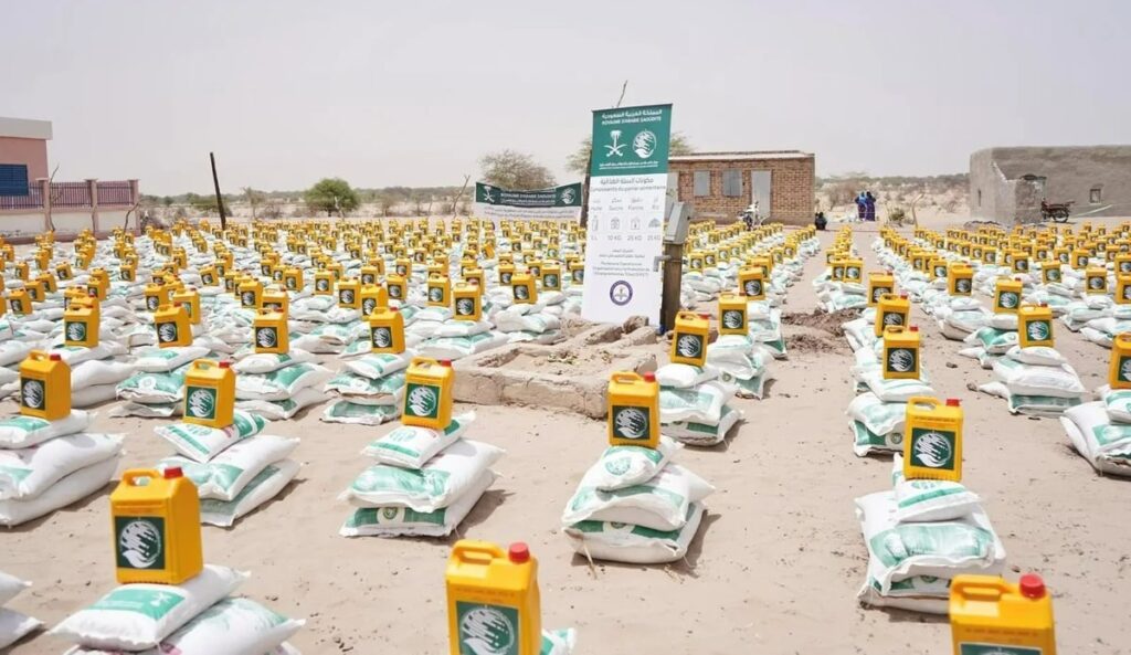 مركز الملك سلمان للإغاثة يوزع 900 سلة غذائية في إقليم حجر لميس بجمهورية تشاد