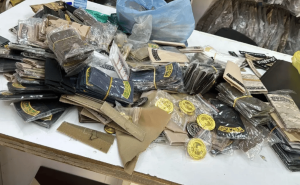 ضبط رتب وشعارات عسكرية مخالفة في عددٍ من المحال بالرياض