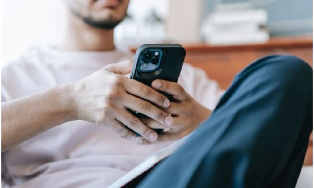 بالفيديو.. مختص: استخدام وسائل التواصل في الأوقات الميتة يحافظ على الحياة الزوجية