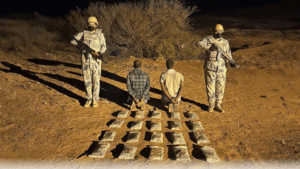 القبض على مخالفين لنظام أمن الحدود لتهريبهما كيلوجرامًا من الحشيش بعسير