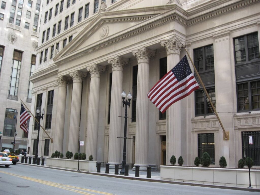 الاحتياطي الفيدرالي الأمريكي يبقي معدل فائدته من دون تغيير