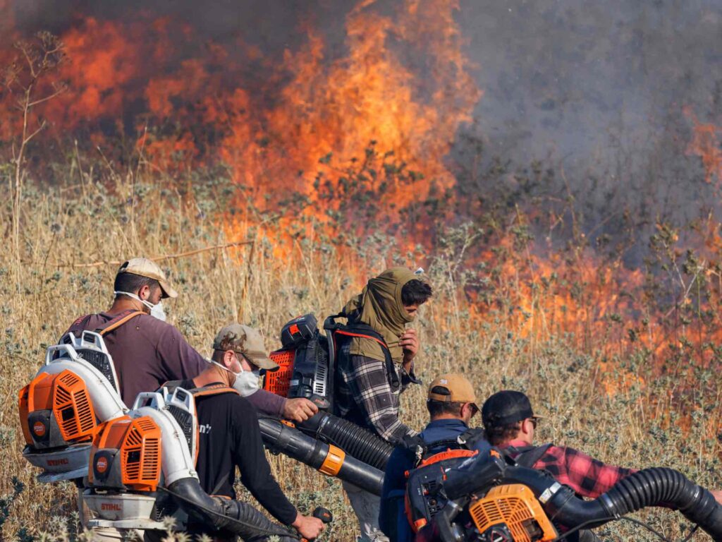 شاهد.. صراخ ورعب بعد وصول ألسنة النيران منازل في شمال إسرائيل