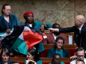 تعليق جلسة بالبرلمان الفرنسي بعد رفع علم فلسطين مجددا