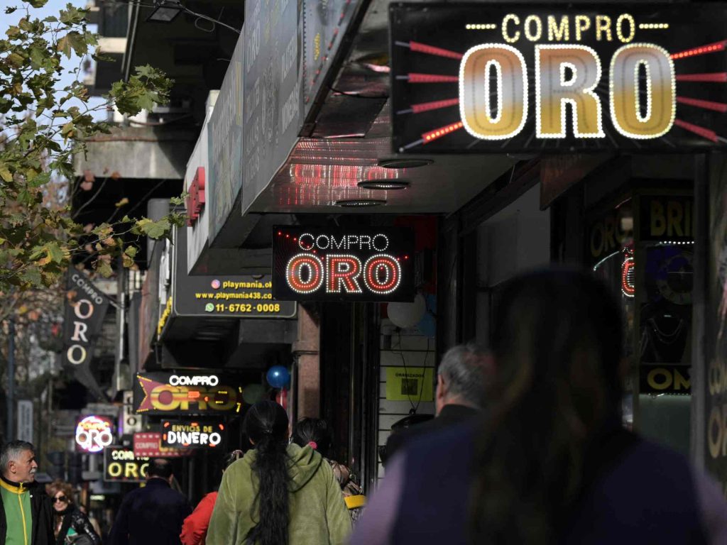 الأرجنتينيون يواجهون الغلاء ببيع مجوهراتهم ومقتنياتهم التراثية