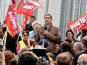 استطلاع يتوقع تقدما لليمين في انتخابات فرنسا