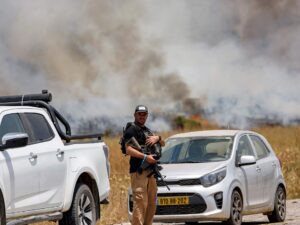 حزب الله يهاجم بمسيرات مفخخة أهدافا إسرائيلية وسكان الشمال يتظاهرون