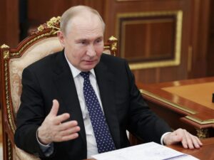 بوتين يُقيل 4 نواب لوزير الدفاع ويعيّن ابنة عمه