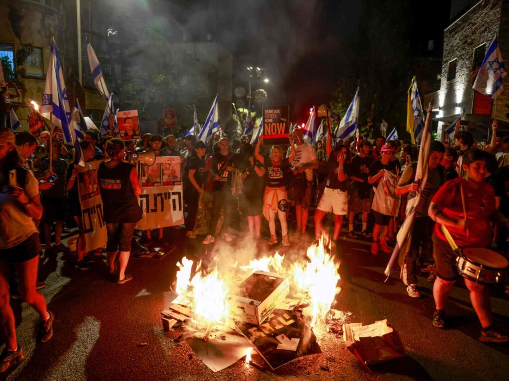 آلاف الإسرائيليين يتظاهرون لإسقاط حكومة نتنياهو