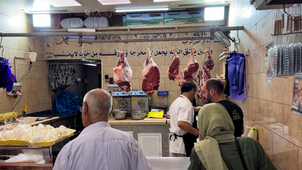 شاهد.. الاحتلال يمنع المقدسيين من ذبح الأضاحي ويفرض غرامات