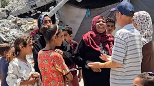 بسبب أطعمة منتهية الصلاحية.. تسمم 60 نازحا بينهم أطفال شمالي غزة