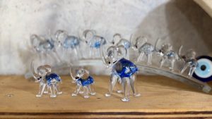 حرفي تركي يحوّل نفايات الزجاج إلى قطع فنية وأدوات للزينة