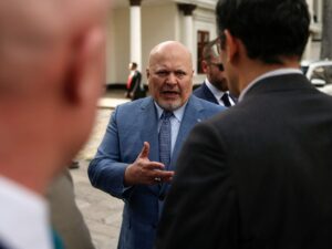 أوريان 21: اتهام إسرائيل وحماس على حد سواء تماثل زائف