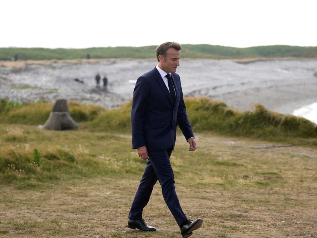 كاتبة فرنسية: ماكرون سينهي ولايته وحيدا كما بدأها بسبب “قراره المجنون”