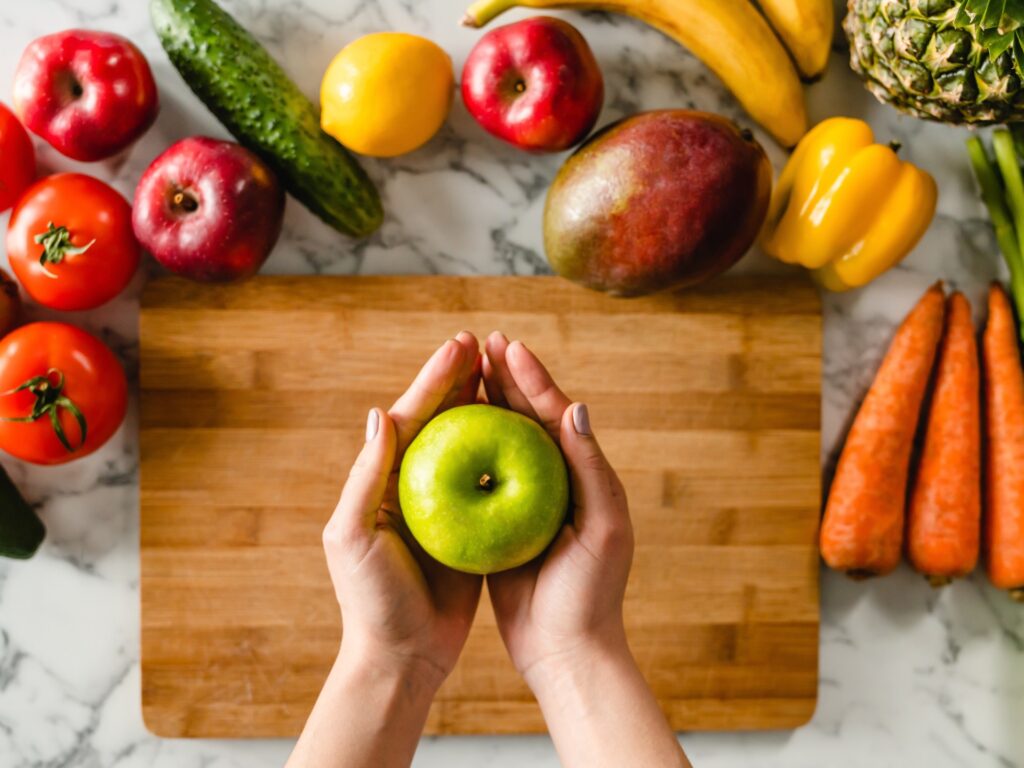 هل تُغنيك تفاحة في اليوم عن زيارة الطبيب فعلا؟ وهل من فواكه أكثر فائدة؟