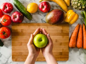 هل تُغنيك تفاحة في اليوم عن زيارة الطبيب فعلا؟ وهل من فواكه أكثر فائدة؟