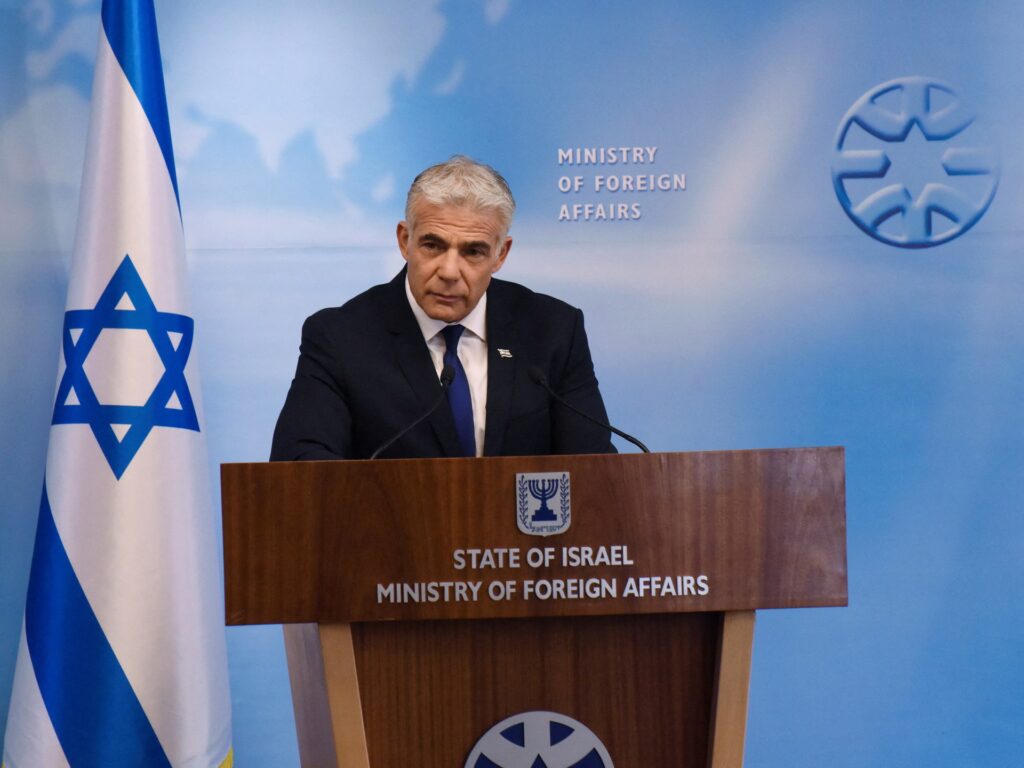 لبيد يتعهد بمنع انهيار حكومة نتنياهو إذا توصلت لصفقة مع حماس