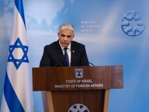 لبيد يتعهد بمنع انهيار حكومة نتنياهو إذا توصلت لصفقة مع حماس