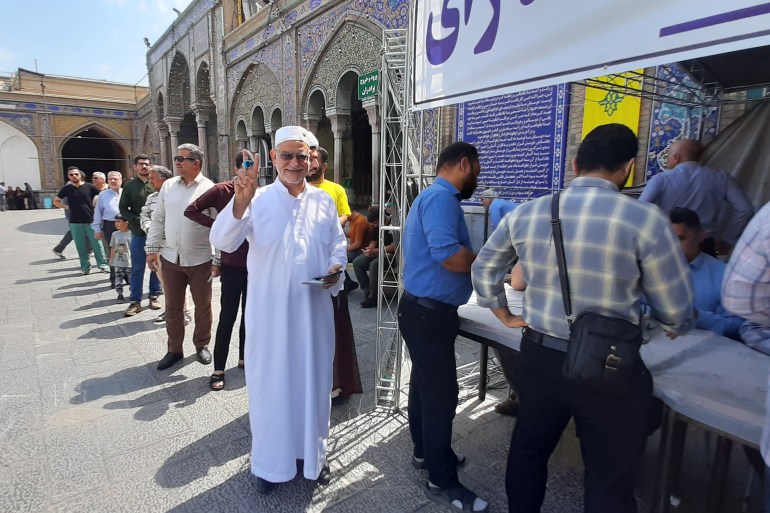 عربي إيراني يحرص على المشاركة في الانتخابات الرئاسية بزيه العربي (الجزيرة)