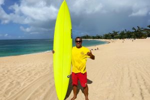 شارك في “قراصنة الكاريبي”.. سمكة قرش تقتل الممثل الأميركي تامايو بيري