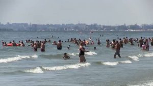 شاهد: الشواطئ الرومانية تعج بالسياح مع ارتفاع درجات الحرارة