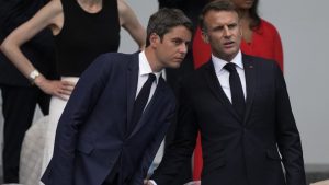 ماكرون يقبل استقالة الحكومة الفرنسية ويدعوها لتصريف الأعمال