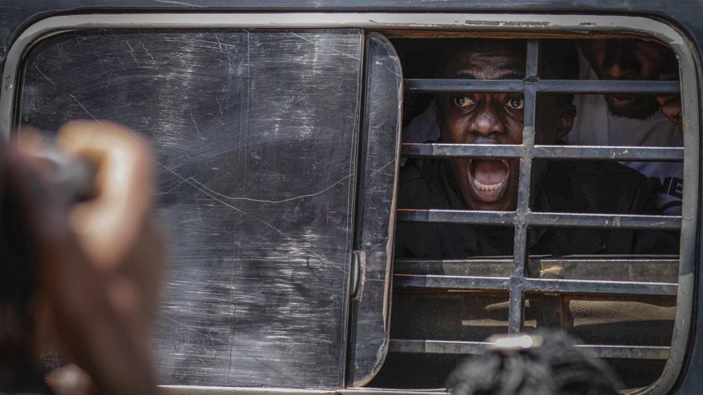 فيديو. عدوى الاحتجاجات تنتقل من كينيا إلى أوغندا.. مظاهرات ضد الفساد والأمن يقمع الشارع الغاضب