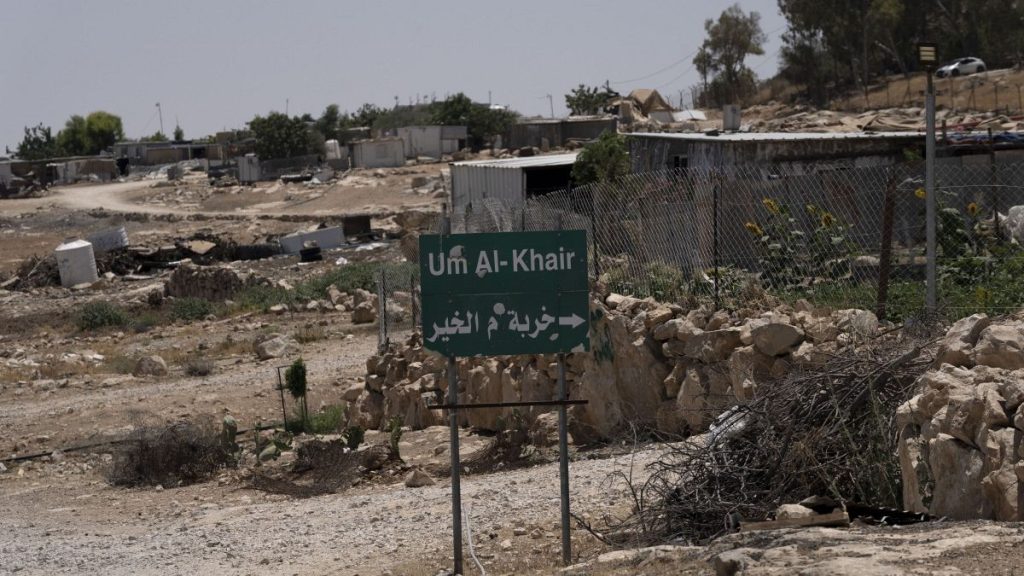 فيديو: اعتداءات المستوطنين المستمرة وهدم المنازل تحول حياة الفلسطينيين إلى جحيم بالضفة الغربية