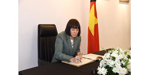 سفارة فيتنام فتحت سجل العزاء في وفاة أمين عام الحزب الشيوعي