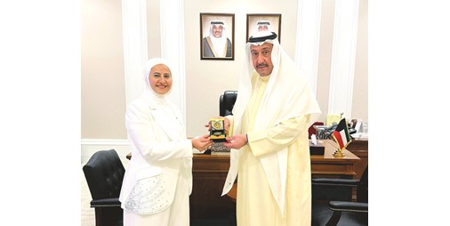 فيصل الحمود استقبل عروب المطوع وتلقى رسالة ماجستير من عامر العجمي