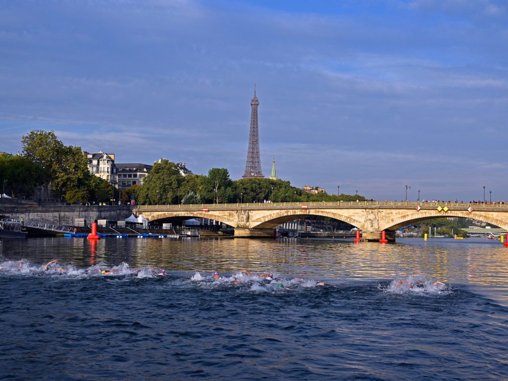 استياء من إلغاء التدريبات في نهر السين بباريس لارتفاع معدل التلوث
