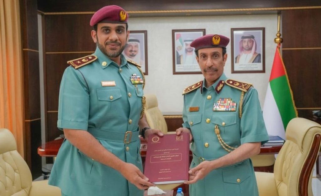 قائد عام شرطة عجمان يهنئ ضابطاً لحصوله على شهادة الدكتوراه في القانون